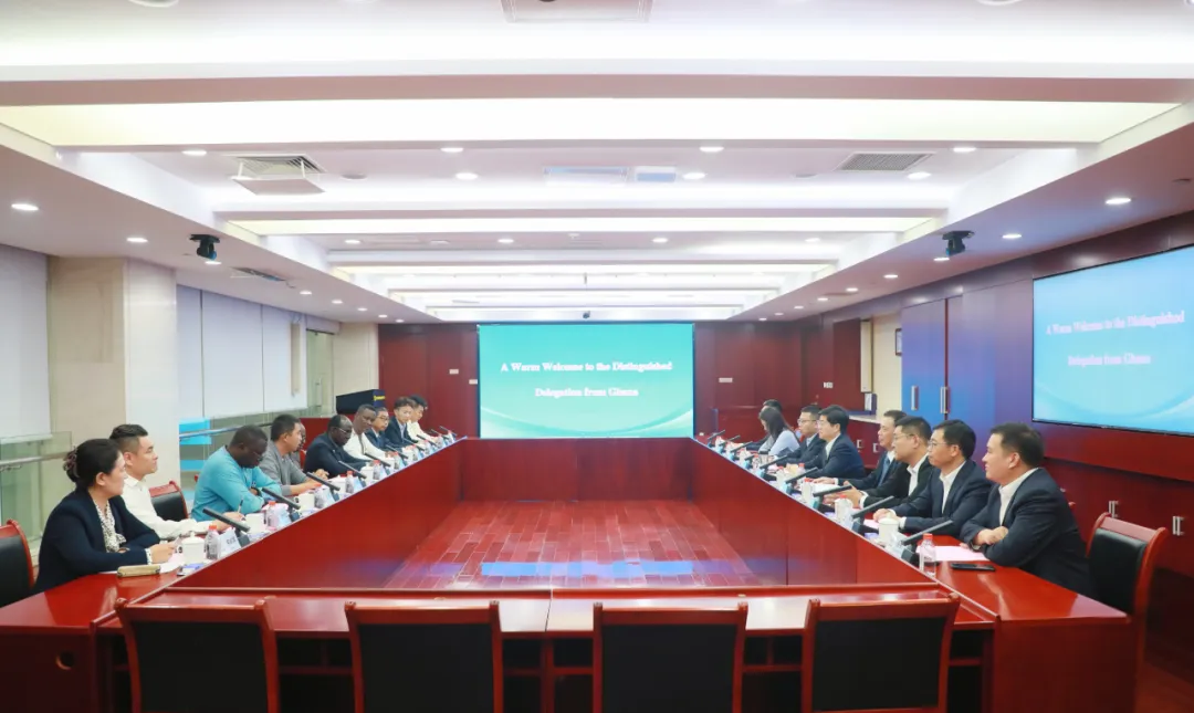 李卫华同加纳中部省代表团举行会谈